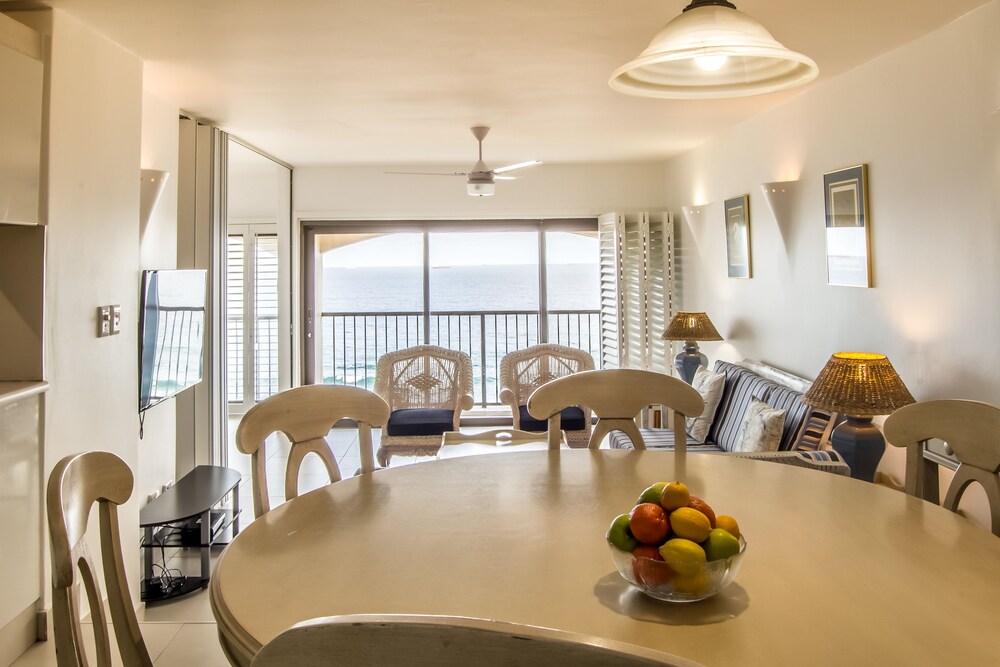 802 Bermudas Seaviews & beach access Modern 3BR — 4-Star Luxury Hotel in Durban, South Africa