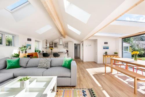Trevint Modern beach house in Falmouth near beach private garden and parking — 4-Star Luxury Hotel in Falmouth, United Kingdom