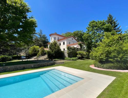 Espectacular Casa Chateau en el centro de Olot — 4-Star Luxury Hotel in Olot, Spain