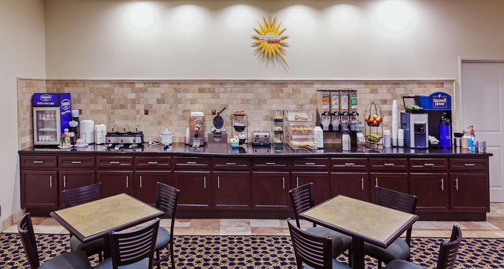 La Quinta Inn & Suites by Wyndham Alvin - photo 41