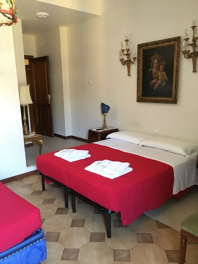 Fabrizio's Rooms — 4-Star Luxury Hotel in Rome, Italy