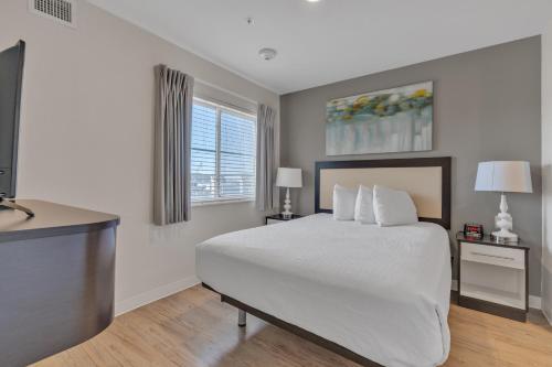 Parking I Properties By Preston I Comfy 2 Bed Apt — 4-Star Luxury Hotel in San Antonio, United States