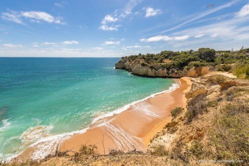 Apartment Carina mit wunderschönen Meerlblick — 4-Star Luxury Hotel in Armacao De Pera, Portugal