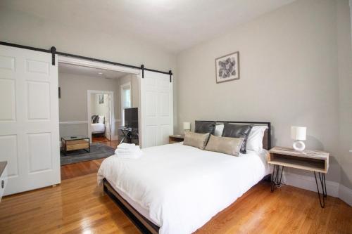 2 bedroom condo close to Boston and Cambridge with free parkings — 4-Star Luxury Hotel in Boston, United States