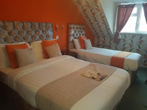 White Hart Inn — hotel in Llandeilo