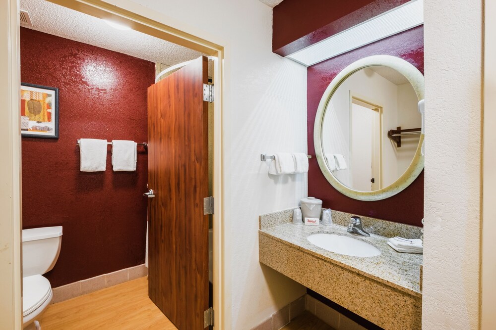 Red Roof Inn & Suites Savannah Gateway - photo 16