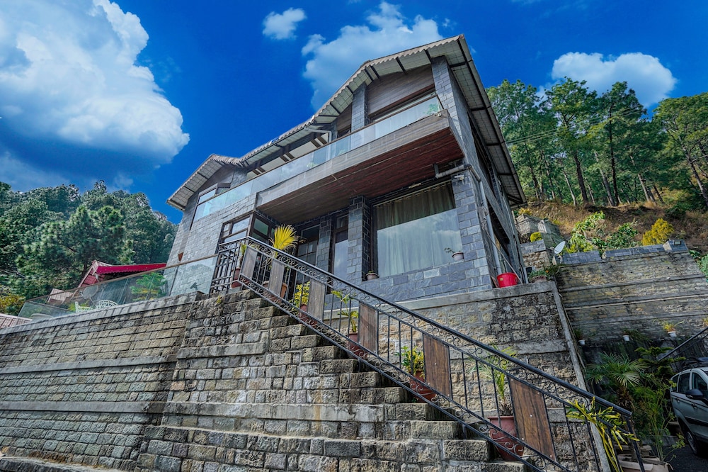 Alayam 3 BHK by Dumnu Homes — 4-Star Luxury Hotel in Kasauli, India