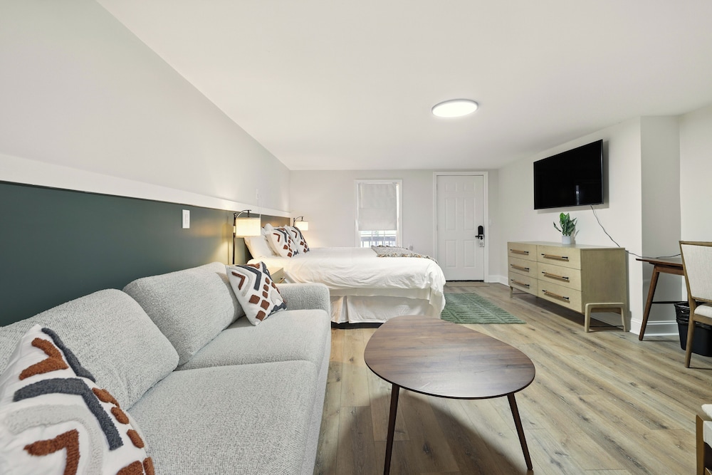 Hillside Motel LLC - photo 18