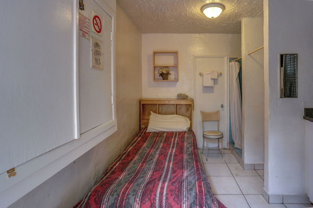 Richard's Motel - photo 15
