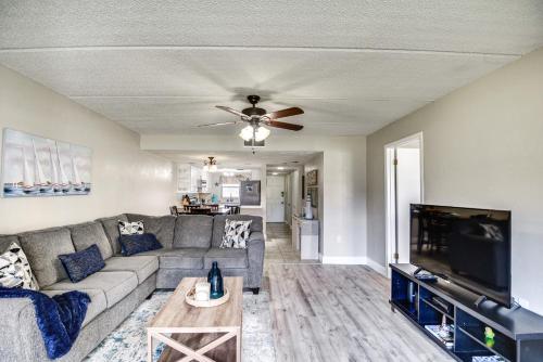Daytona Condo with Community Pool Walk to Beach — 4-Star Luxury Hotel in Daytona Beach Shores, United States