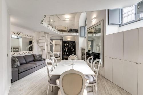 Elegant flat in the Historic Rome near Colosseum — 4-Star Luxury Hotel in Rome, Italy