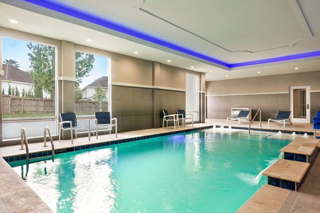 La Quinta Inn & Suites by Wyndham Richmond Sugarland - photo 8