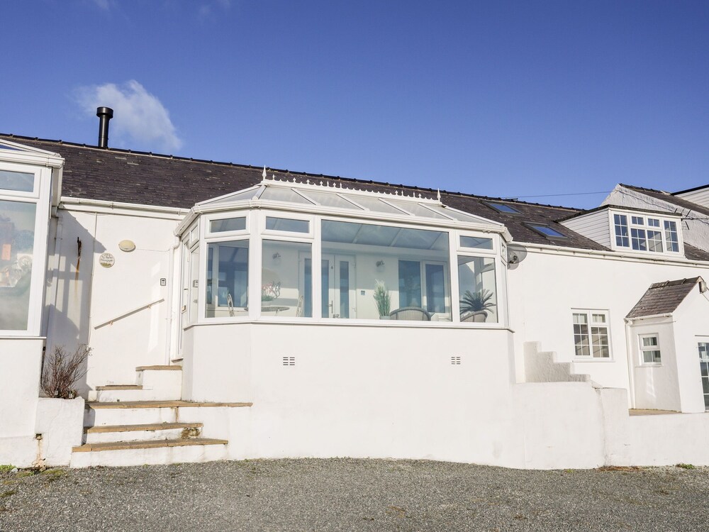 5 Porthdafarch South Cottages — 4-Star Luxury Hotel in Holyhead, United Kingdom