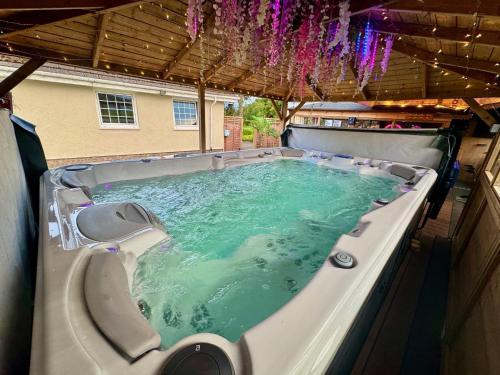 FINN VILLAGE Mountain View Cottage Private Garden 9 seater HOT TUB Firepit & Pizza Stove — 4-Star Luxury Hotel in Stirling, United Kingdom