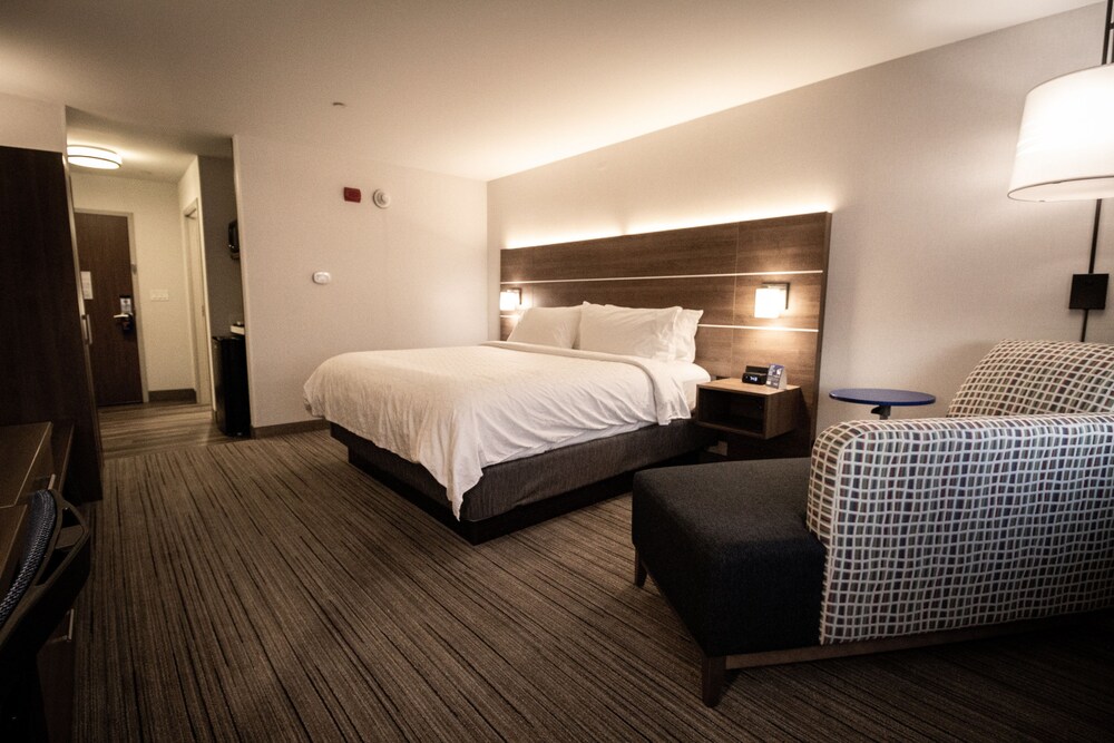 Holiday Inn Express & Suites Boston South Randolph by IHG - photo 11