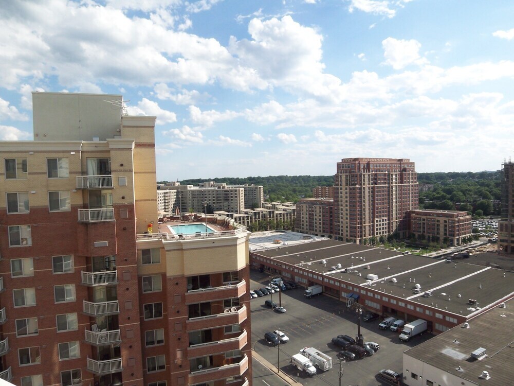 Meridian at Pentagon City by Global Luxury Suites - photo 8