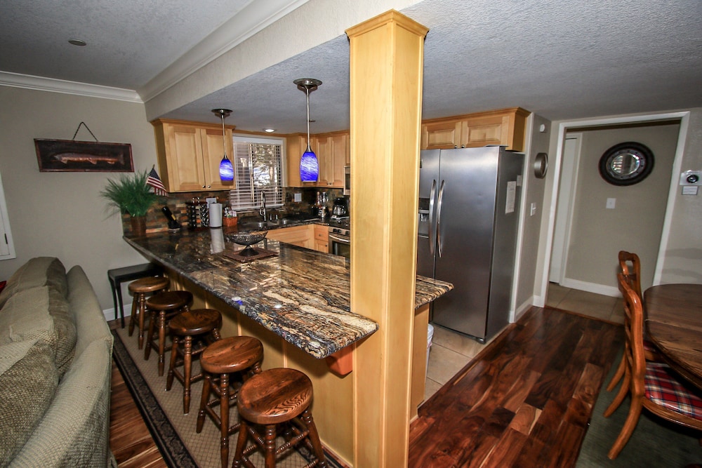 Summit Getaway Condo Affordable and ideally located Wood burning fireplace Walk to Ski Resort - photo 23