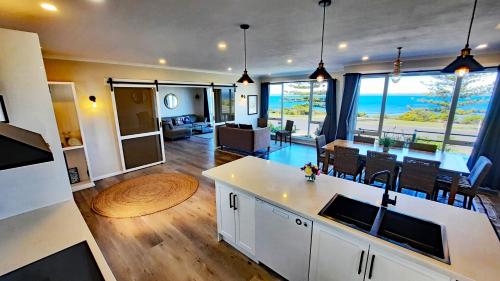 Captains on the Seafront Breathtaking Sea views Single Level — 4-Star Luxury Hotel in Kingscote, Australia