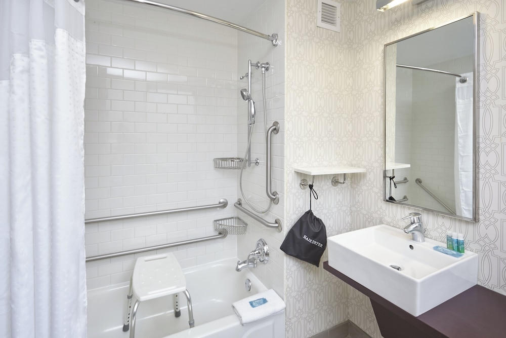 Holiday Inn Express Chicago Magnificent Mile - photo 29