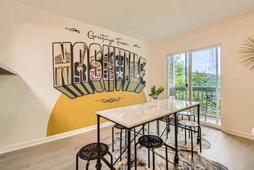 Condo with Pool and Free Parking Walk Downtown & Germantown — 4-Star Luxury Hotel in Nashville, United States