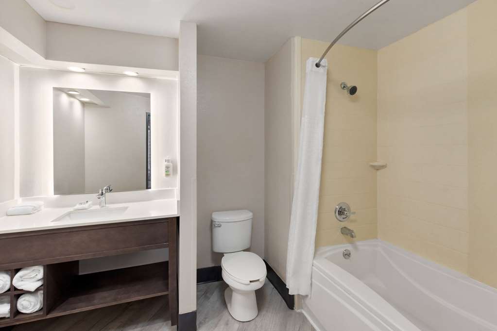 La Quinta Inn & Suites by Wyndham Goodlettsville Nashville - photo 19