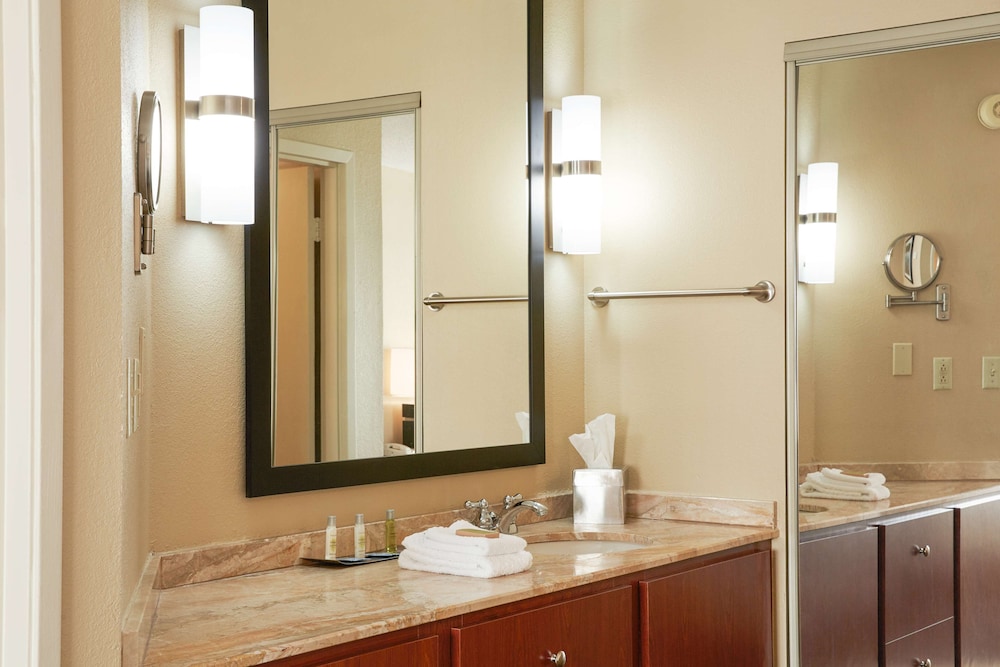 DoubleTree Suites by Hilton Hotel Cincinnati Blue Ash - photo 28