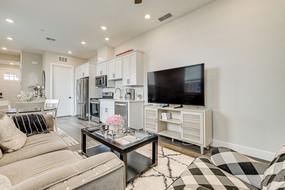 Fenced In Yard Apt 7 Mi To Westfield Galleria 22261034 — Roseville