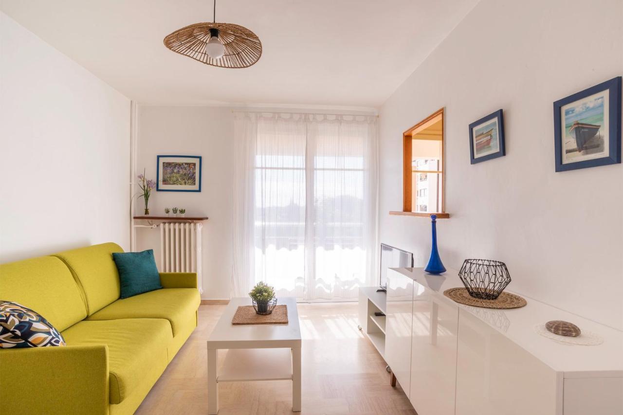 Flat with loggia at 10min from the BEACH in Hyeres, France