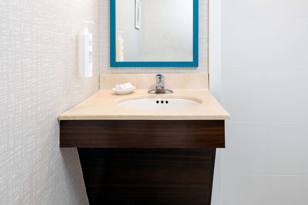Hampton Inn Hartford Airport - photo 16