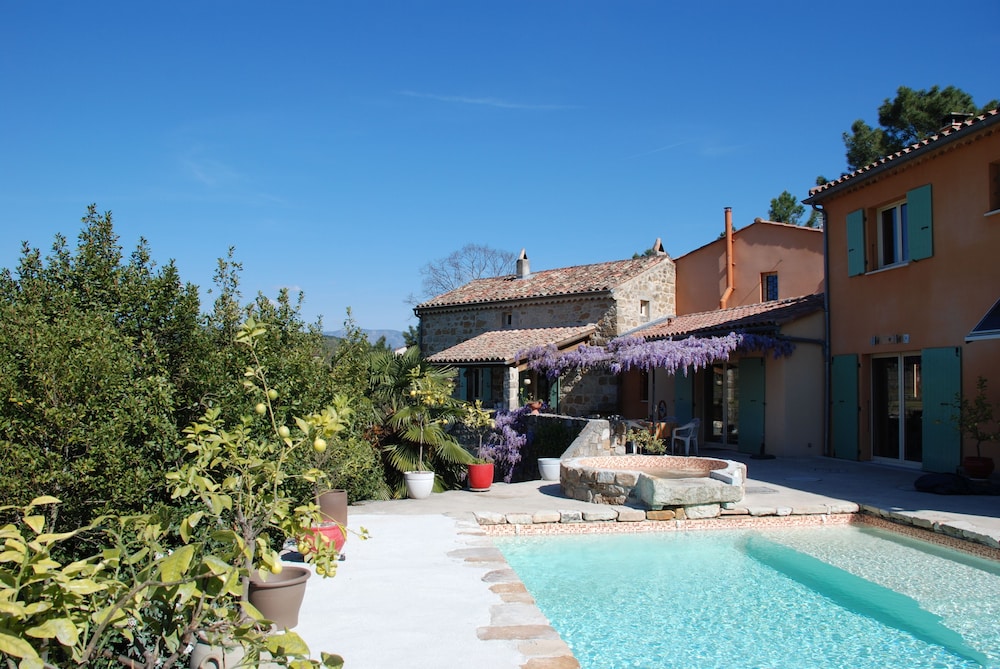 Chambres d'hôtes Au creux du Chambon — 4-Star Luxury Hotel in Joyeuse, France