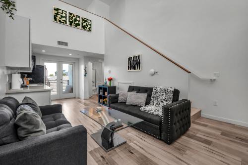 Stylish Modern one Bedroom Hollywood Loft With in unite washer dryer & Balcony — 4-Star Luxury Hotel in Los Angeles, United States