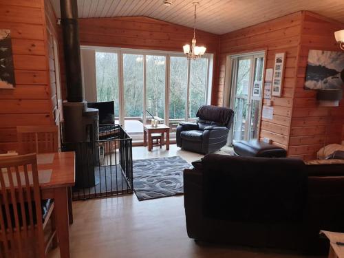 Luxury Peak District lodge hot tub log burner nr lake — 4-Star Luxury Hotel in Leek, United Kingdom