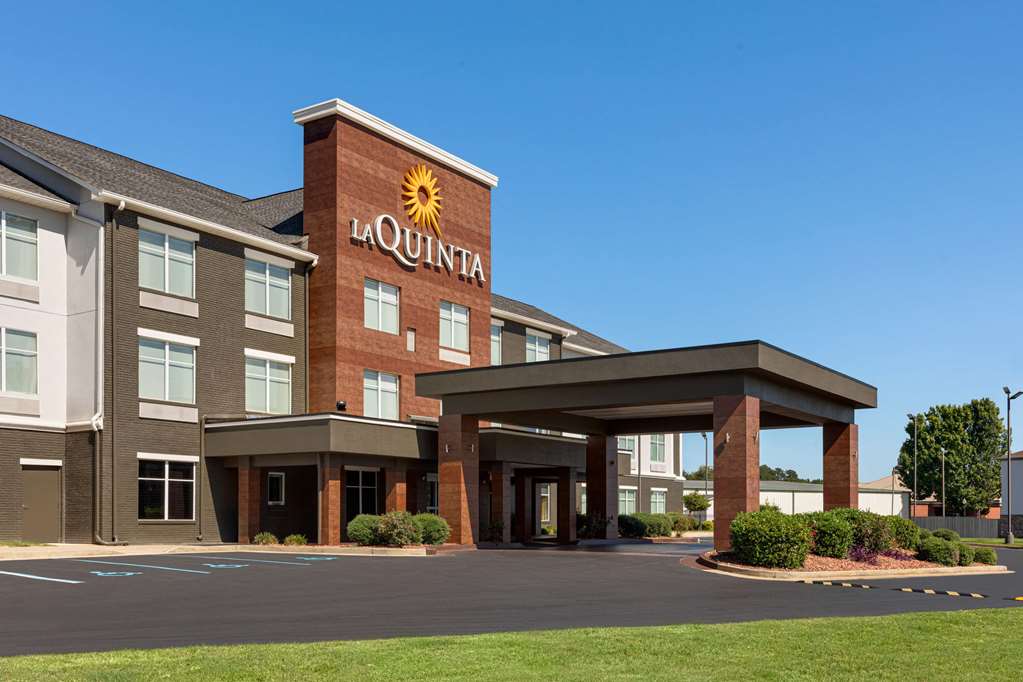 La Quinta Inn & Suites by Wyndham Oxford Anniston - photo 4