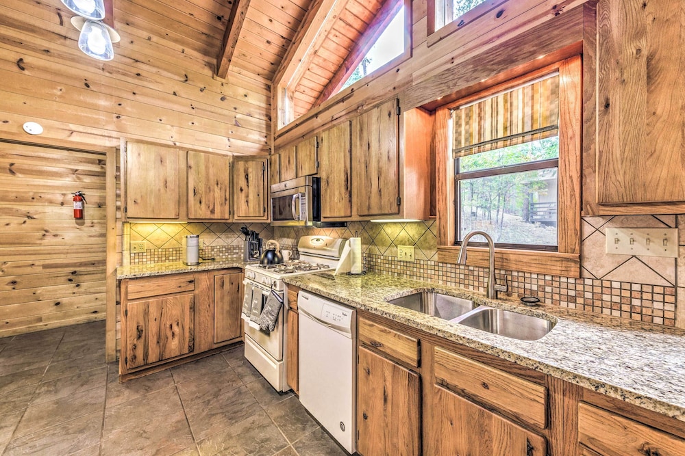 Updated Ruidoso Cabin with Spacious Deck and View — 4-Star Luxury Hotel in Ruidoso, United States