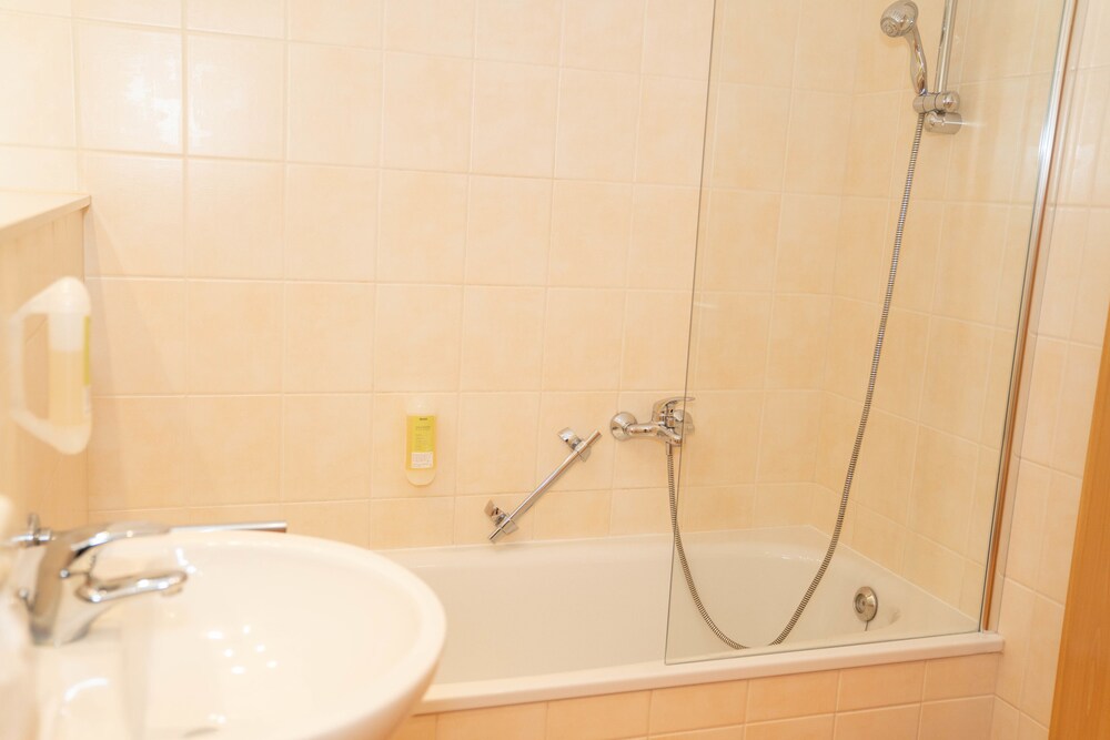 Deep Soaking Bathtub