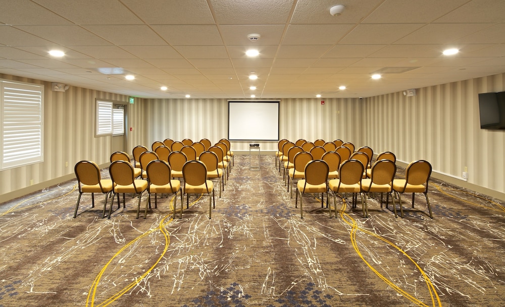Holiday Inn Express & Suites Paso Robles by IHG - photo 36