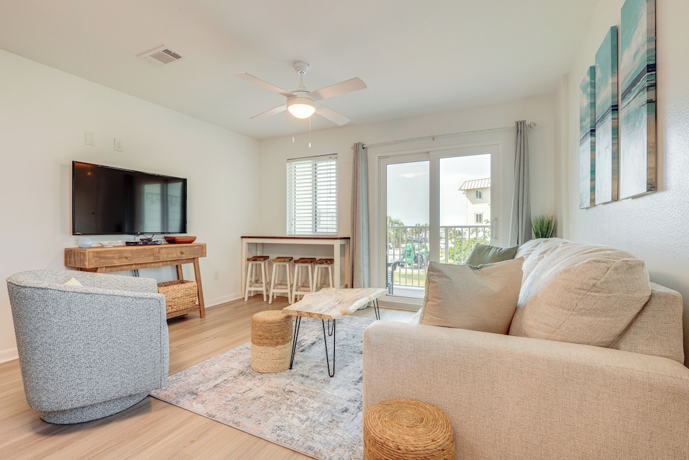 Beachy Gulf Shores Condo with Pool Walk to Shore — 4-Star Luxury Hotel in Gulf Shores, United States