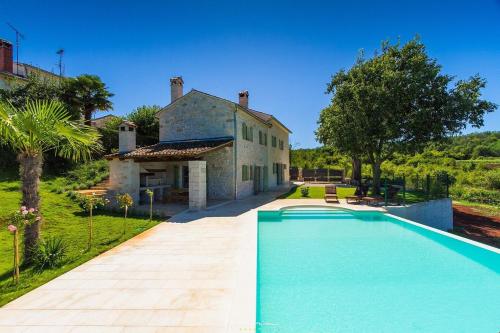 Villa Zvonar near Motovun with large pool and whirlpool — 4-Star Luxury Hotel in Visignano, Croatia