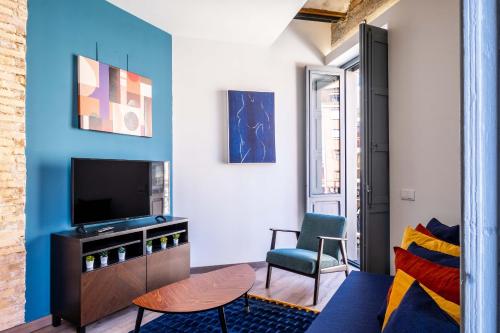 Well Lit and Creatively Designed Apartment — 4-Star Luxury Hotel in Valencia, Spain