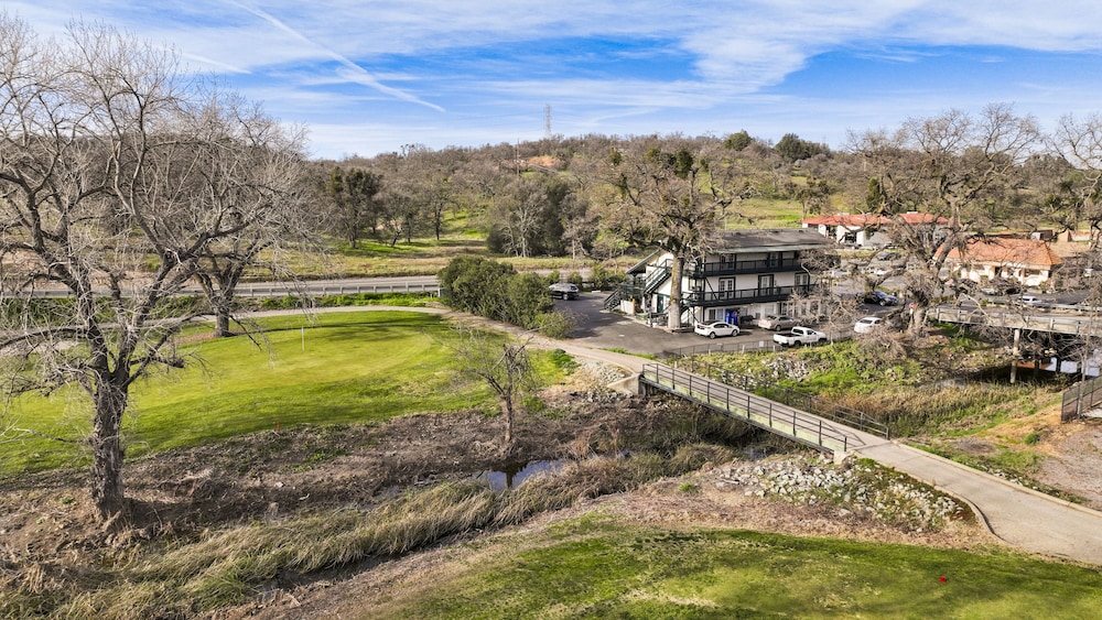 The 10th Green Inn - photo 24