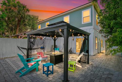 Few Steps To Ocean 4 Beach Cruisers Free Parking Private Backyard — Jacksonville Beach