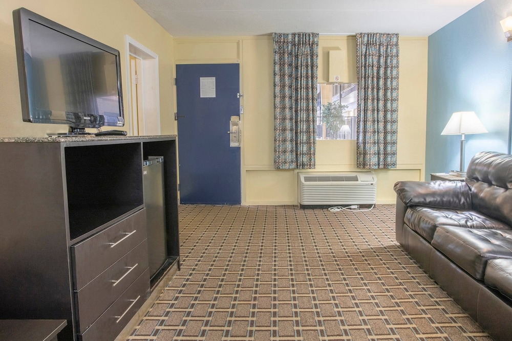 OYO Hotel Knoxville TN Cedar Bluff I 40 - photo 22