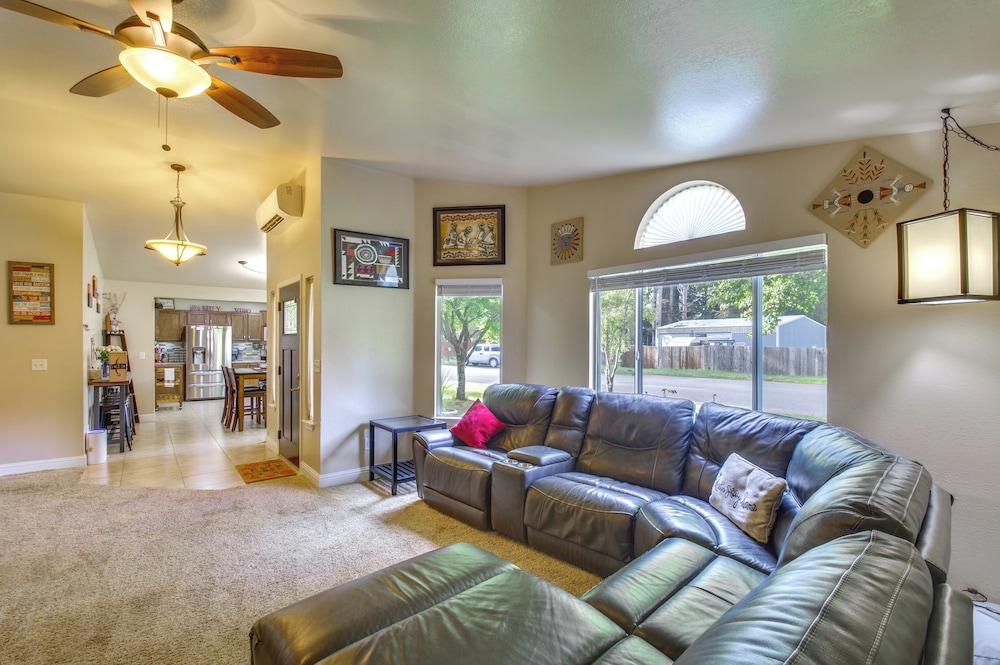 Coastal Retreat Near Redwoods & 2 Miles to Beach in Crescent, United States