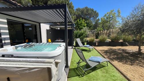 Pause SPA Sur la Route du Ventoux Adults Only in Carpentras, France