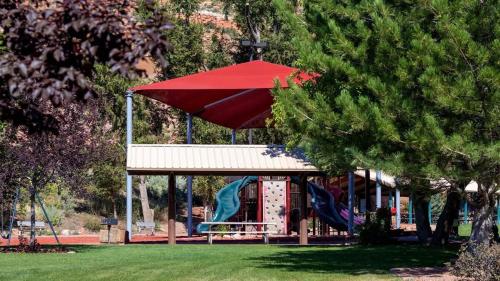 Timber & Tin B 1Bed 1Bath w Pool & Rooftop Deck — 4-Star Luxury Hotel in Kanab, United States