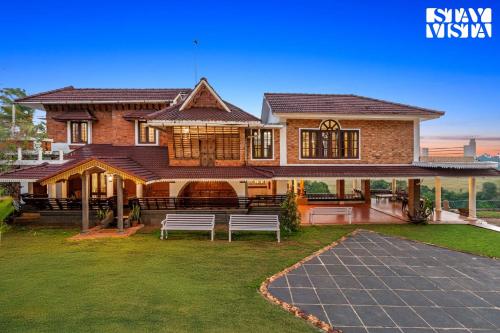 StayVista at Lakshmipuram Palace with Pool WiFi in Kottayam, India