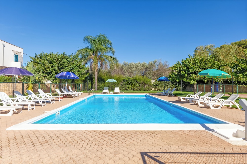 Luxury Holiday Home With Swimming Pool in Torre Lapillo — 4-Star Luxury Hotel in Nardo, Italy
