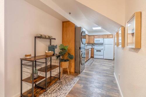 Stylish Serene Midtown Getaway: Retreat for Two
