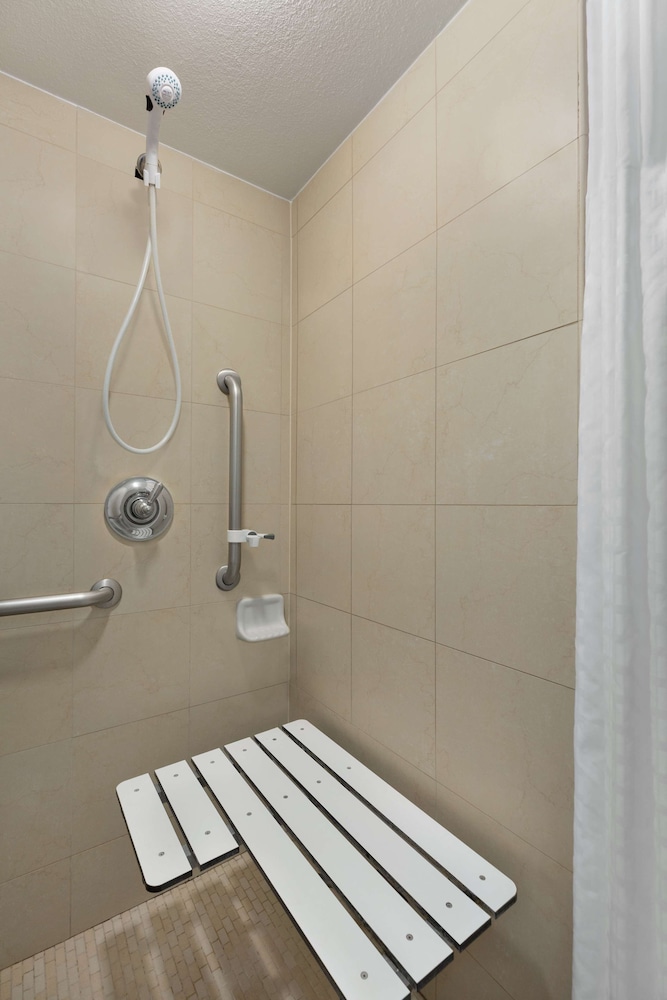 Embassy Suites by Hilton Phoenix Tempe - photo 21