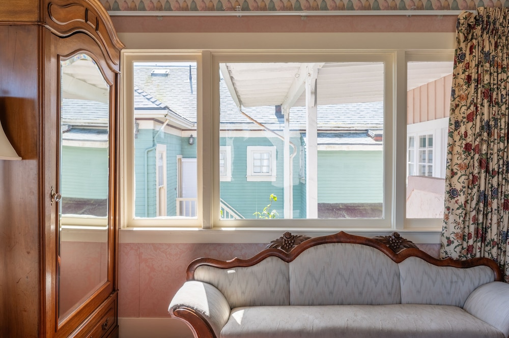 Martine Inn - photo 4